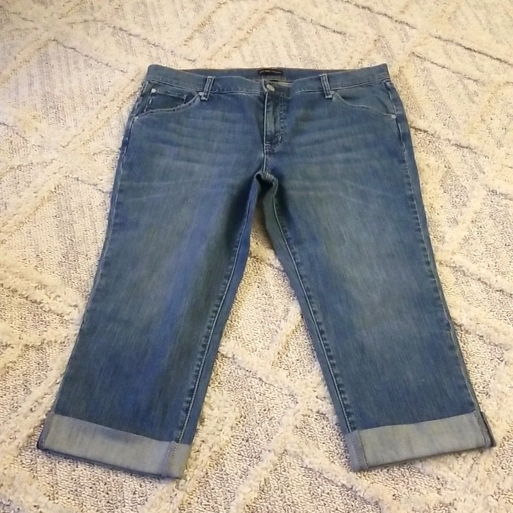 (NWT) light/med wash cropped denim size 16
